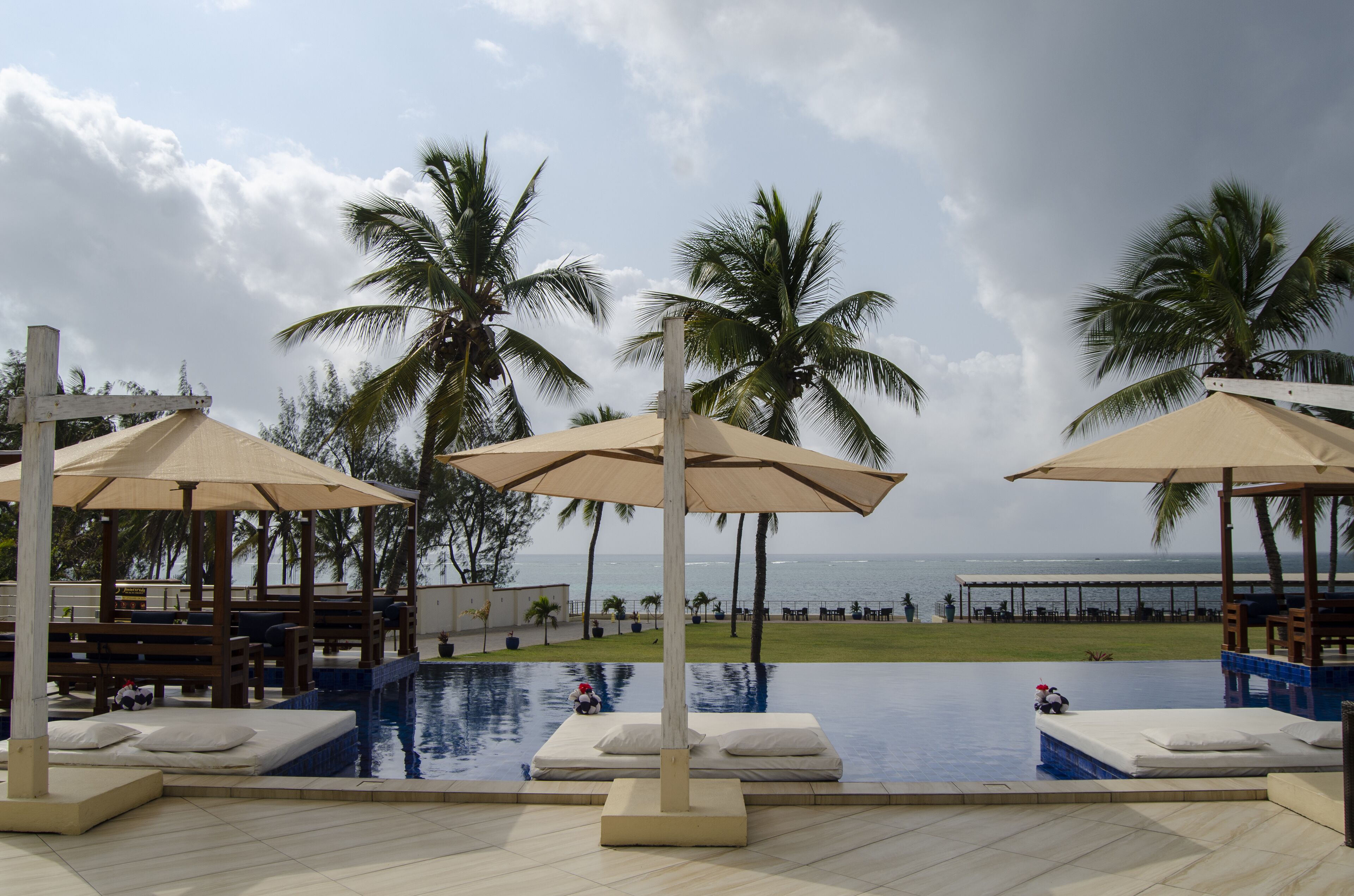 Außenpool, Cabañas (kostenlos), Sonnenschirme