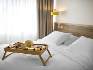 Hypo-allergenic bedding, pillow-top beds, in-room safe, desk - ibis Styles Athens Routes (Athens)