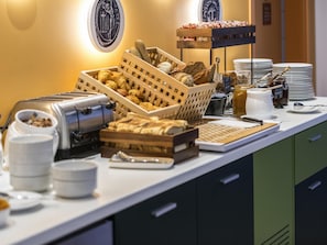 Café da manhã com buffet todos os dias mediante uma taxa