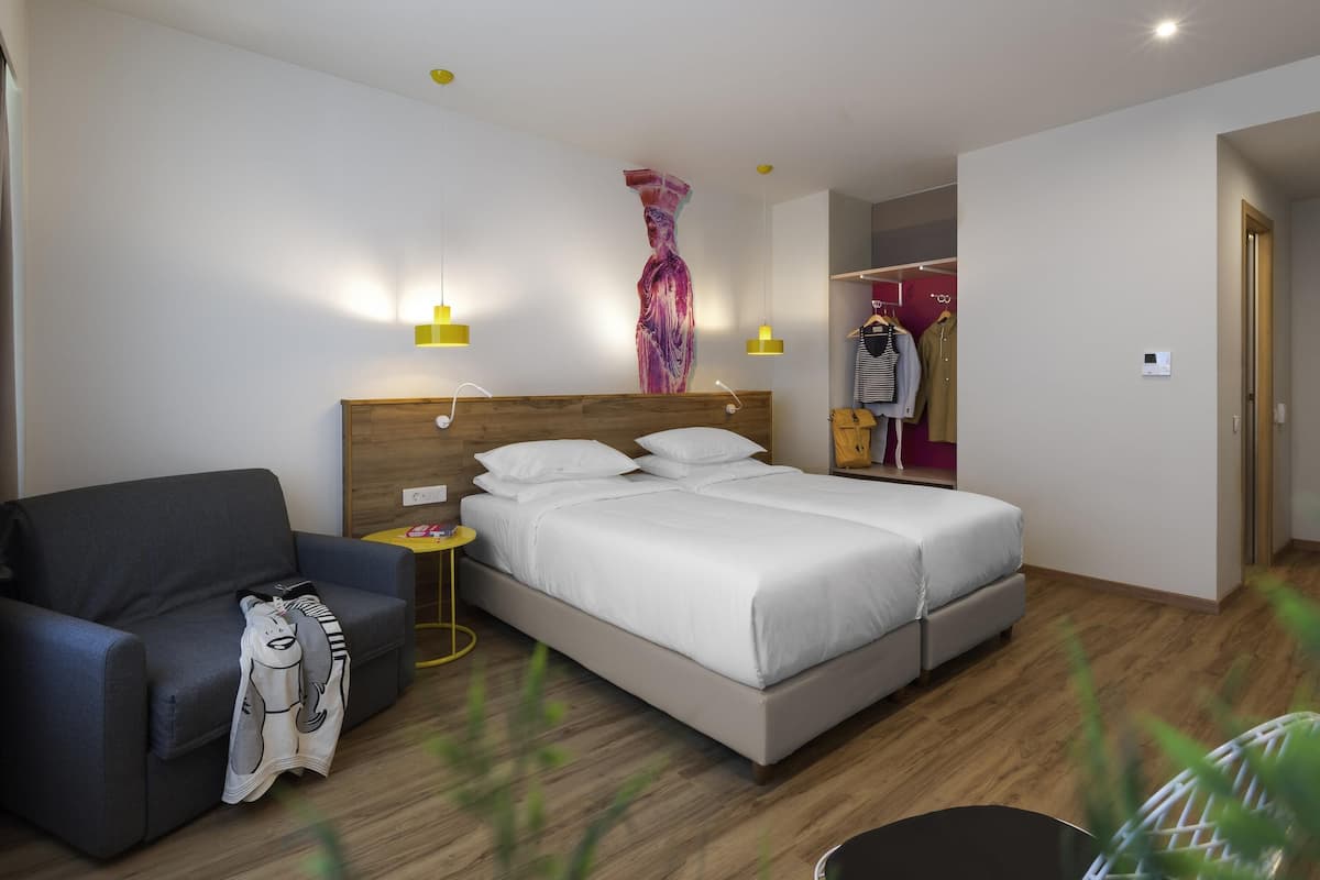 Premium Room | Hypo-allergenic bedding, pillowtop beds, in-room safe, desk