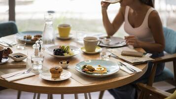 Tägliches Frühstücksbuffet gegen Gebühr