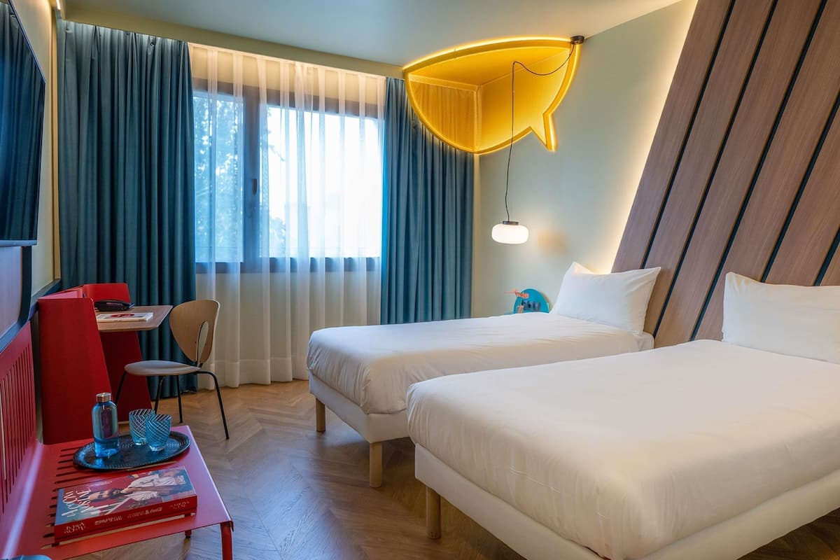 Standard Room, 2 Twin Beds | Hypo-allergenic bedding, down comforters, Select Comfort beds, minibar