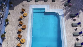 Piscine extérieure (ouverte en saison), parasols de plage
