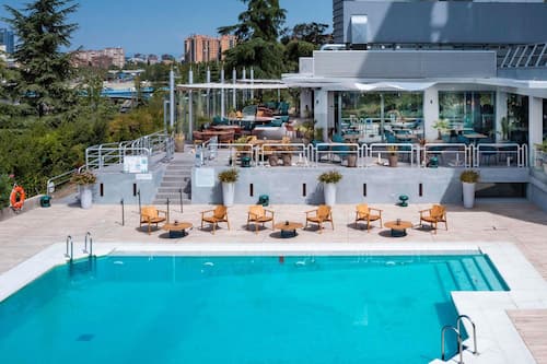 Una piscina al aire libre de temporada (de 10:00 a 20:00), sombrillas