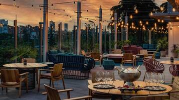 Breakfast, lunch, dinner served; Mediterranean cuisine