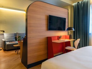 ห้องซูพีเรีย, เตียงใหญ่ 1 เตียง และโซฟาเบด (Lounge) | เครื่องนอนป้องกันสารก่อภูมิแพ้, ผ้านวมขนเป็ด, เตียง Select Comfort