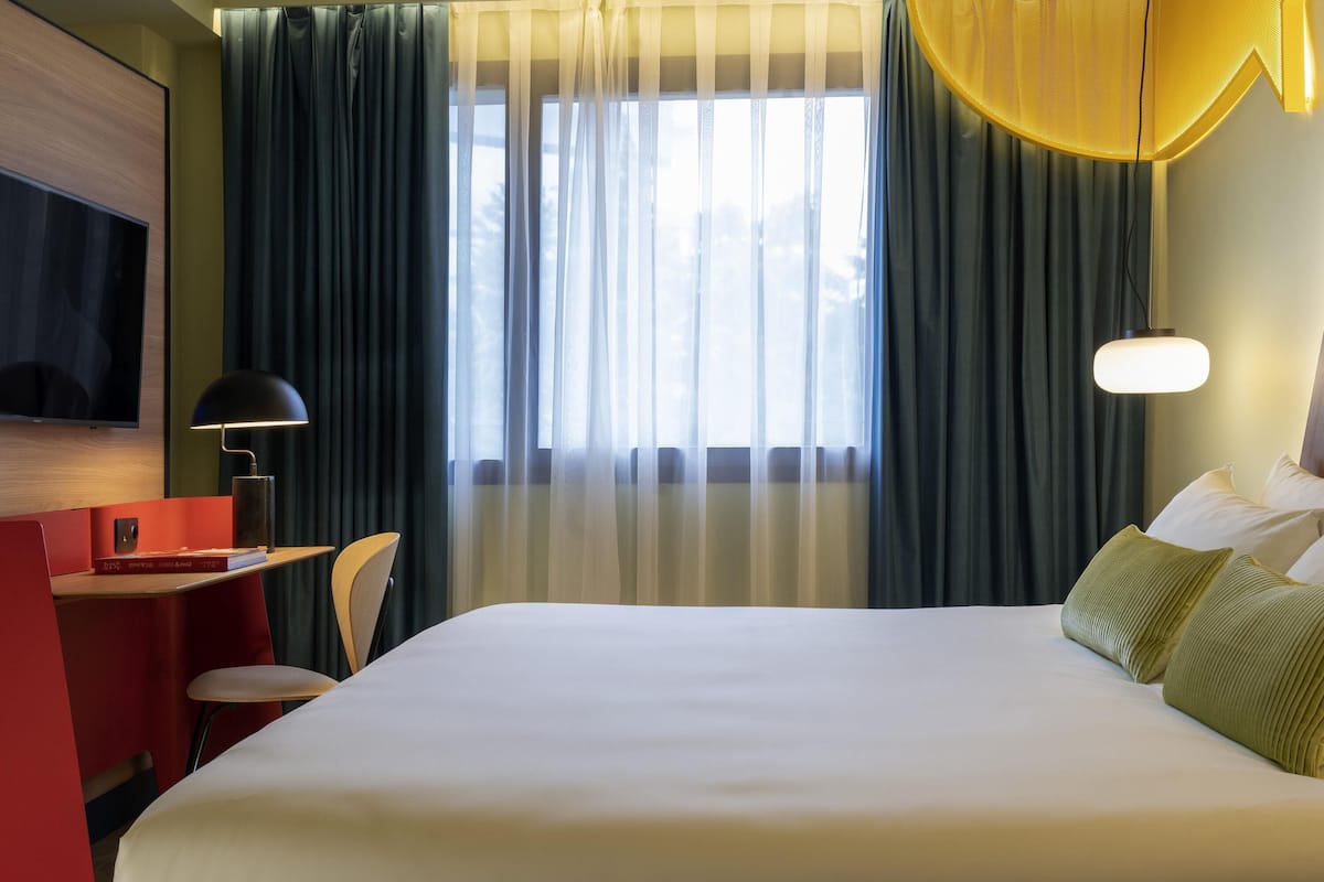 1 bedroom, hypo-allergenic bedding, down duvets, Select Comfort beds