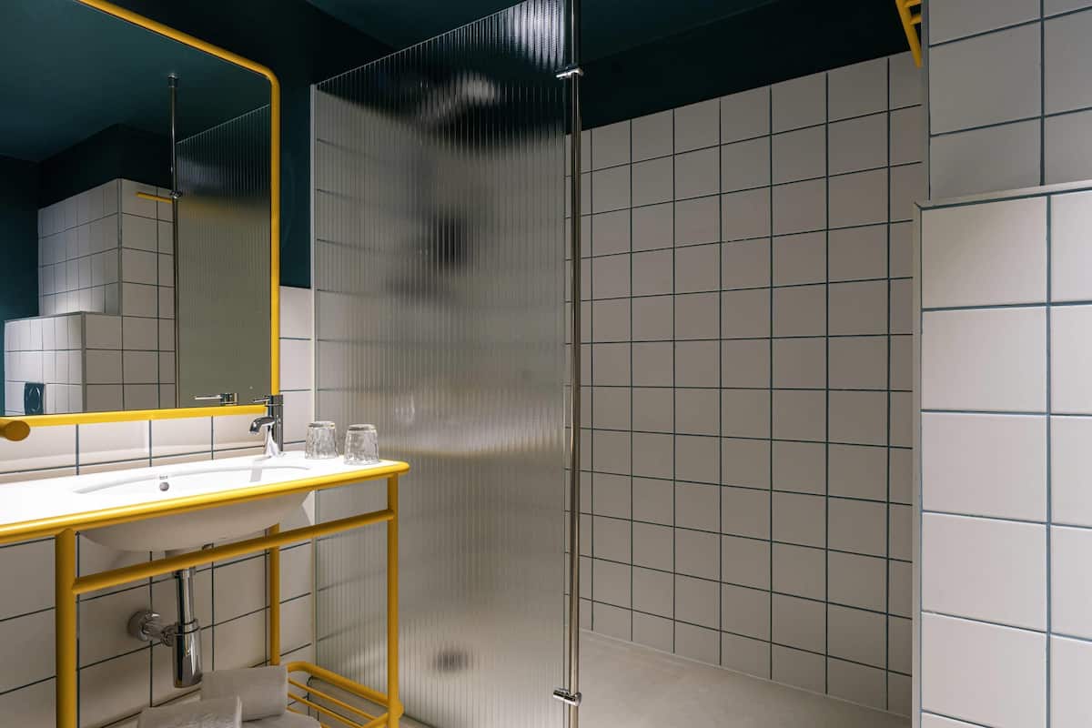 1 bedroom, hypo-allergenic bedding, down comforters, Select Comfort beds