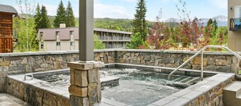 Downtown WP Loft 17 I Hot Tub I Great Views I Bunk Beds I Discounted Attractions