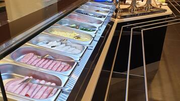Free buffet breakfast on weekdays
