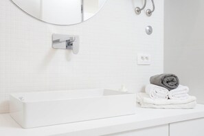 Douche, séchoir à cheveux, serviettes fournies, shampooing