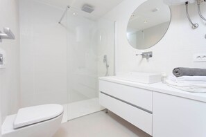 Dusche, Haartrockner, Handtücher, Shampoo