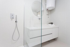 Douche, séchoir à cheveux, serviettes fournies, shampooing