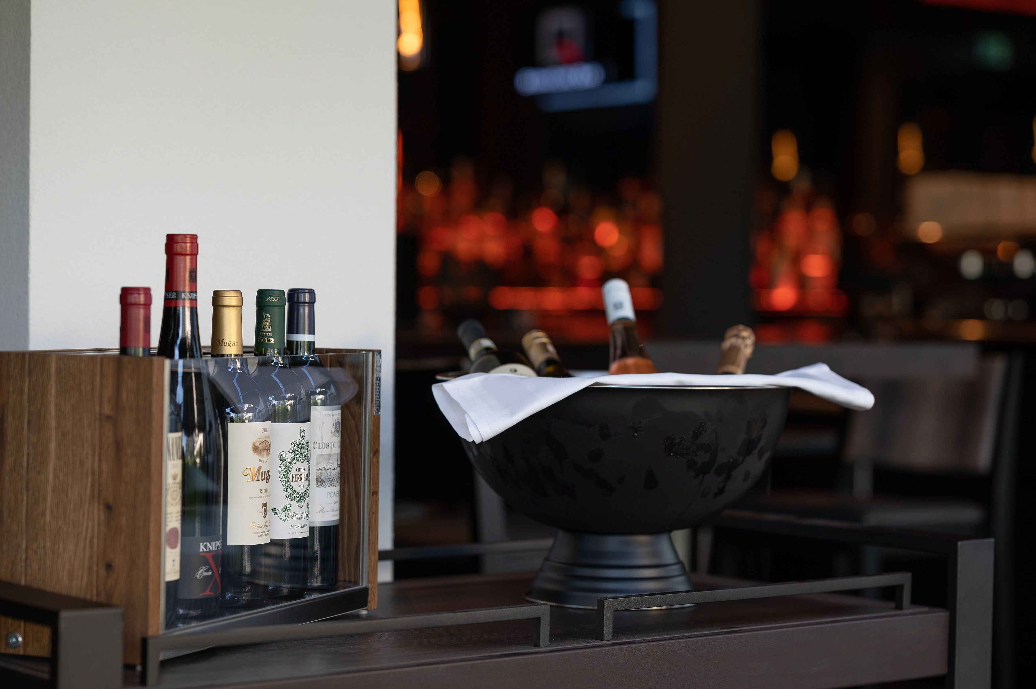 Eine Bar mit alkoholischen Getränken und einer Schale mit einem Tuch auf einem Tisch.