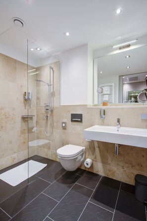 Douche, articles de toilette gratuits, sèche-cheveux