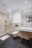 Een douche, gratis toiletartikelen, een haardroger, handdoeken