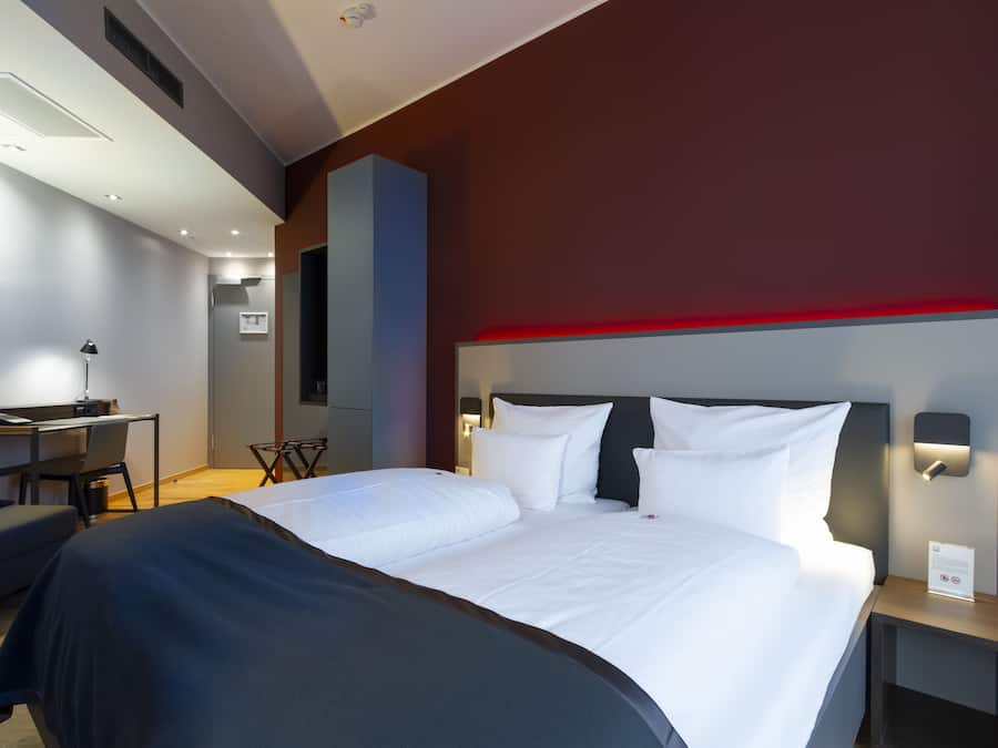 Superiorzimmer Plus | 1 bedroom, hypo-allergenic bedding, minibar, in-room safe