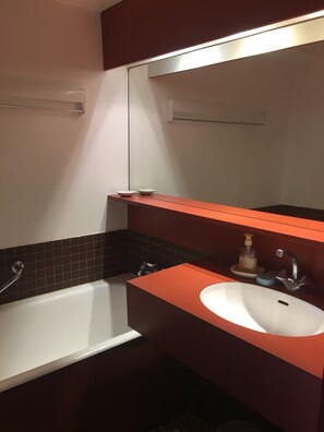 Badewanne, umweltfreundliche Kosmetikartikel, Haartrockner, Seife