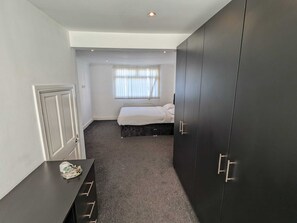 Quarto triplo standard, várias camas (Shared) | Escrivaninha, quartos à prova de som, Wi-Fi de cortesia