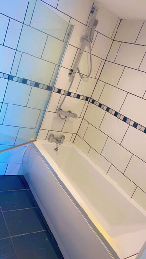Tremannsrom – standard, flere senger (Shared) | Bad | Dusj, designertoalettartikler, håndklær og såpe