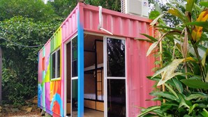 A colorful, container-style building with a bunk bed and a window. - Sitio Simple Life - Hostel (Ubatuba)