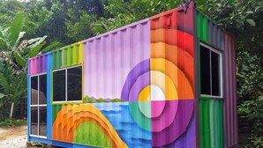 A colorful container house with a rainbow mural, windows, and a gravel path. - Sitio Simple Life - Hostel (Ubatuba)