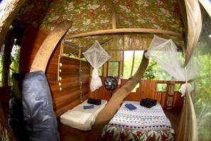 Casa en un árbol | Tabla de planchar con plancha, wifi gratis, ropa de cama