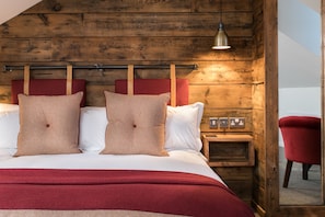 Suite | Blackout drapes, iron/ironing board, free WiFi, bed sheets - The Green Dragon (Cheltenham)