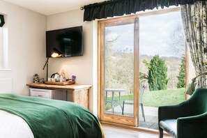 Blackout drapes, iron/ironing board, free WiFi, bed sheets - The Green Dragon (Cheltenham)