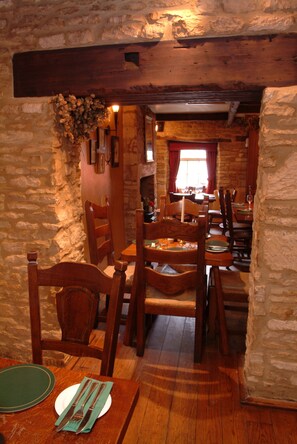Breakfast, lunch and dinner served - The Green Dragon (Cheltenham)
