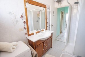 Departamento, 1 habitación | Baño | Regadera y bidet 