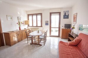 Apartment, 2 Schlafzimmer | Wohnbereich | Flachbildfernseher