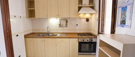 Apartment, 2 Schlafzimmer | Eigene Kochnische | Großer Kühlschrank, Ofen, Herdplatte, Kochgeschirr/Geschirr/Besteck
