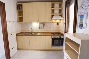 Apartment, 2 Schlafzimmer | Eigene Kochnische | Großer Kühlschrank, Ofen, Herdplatte, Kochgeschirr/Geschirr/Besteck