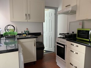 Refrigerador, microondas, horno y tetera eléctrica 