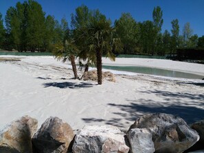 Outdoor pool, pool umbrellas, pool loungers - Camping Le Plan d'Eau Saint Charles (Damiatte)