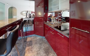 Kühlschrank, Mikrowelle, Ofen, Herdplatte