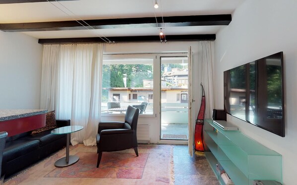 Télévision, cheminée, chaîne hi-fi