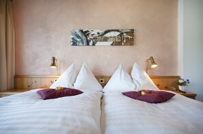 Economy Twin Room | In-room safe, desk, free WiFi, bed sheets - T3 Hotel Mira Val (Flims)