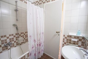 Apartment, 2 Bedrooms (Number 32-33) | Bathroom | Towels