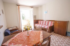 Apartment, 2 Bedrooms (Number 32-33) | Living area