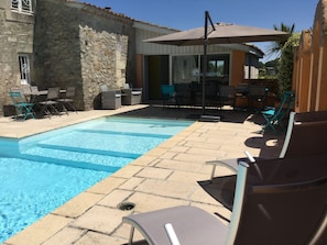 Piscine extérieure en saison, accÚs possible de 11 h à 20 h, parasols