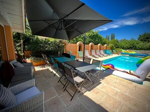 Seasonal outdoor pool, open 11:00 AM to 8:00 PM, pool umbrellas - Domaine des deux rivières - B&B (Meilhan-sur-Garonne)