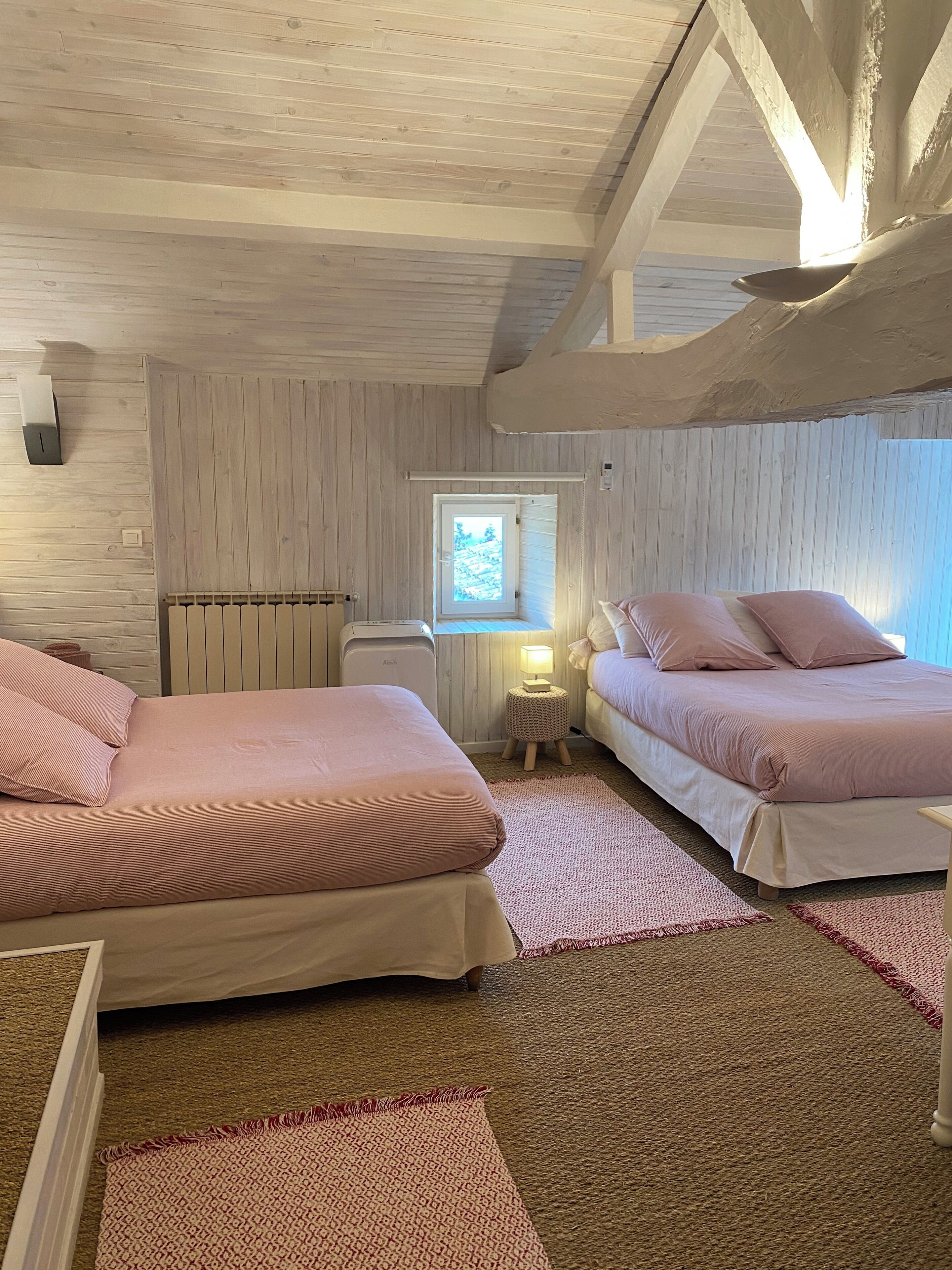 Familien-Vierbettzimmer, 2 Doppelbetten (Lily) | Hochwertige Bettwaren, individuell dekoriert, individuell eingerichtet