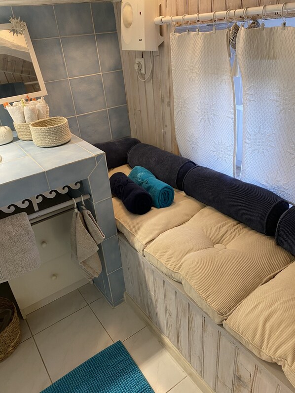 A bathroom with a wooden vanity, a towel rack, a mirror, and a shower curtain. - Domaine des deux rivières - B&B (Meilhan-sur-Garonne)