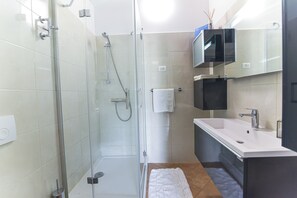 Luxury Apartment, 1 Bedroom, Sea View | Bathroom | Shower, free toiletries, hair dryer, towels - Villa Vosilla (Opatija)