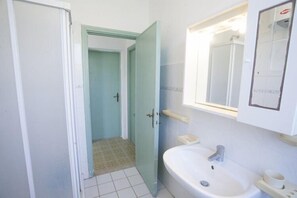 Apartment, 2 Bedrooms (Le Mimose 2) | Bathroom | Shower, bidet - Appartamenti Le Mimose (Capoliveri)