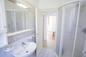 Apartment, 2 Bedrooms (Le Mimose 1) | Bathroom | Shower, bidet - Appartamenti Le Mimose (Capoliveri)