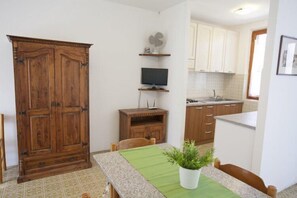 Apartment, 2 Bedrooms (Le Mimose 1) | Private kitchenette | Fridge, stovetop, cookware/dishes/utensils - Appartamenti Le Mimose (Capoliveri)