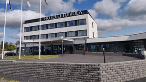 A modern hotel building with a flat roof and multiple windows. - Hotelli Toivola (Kemi)